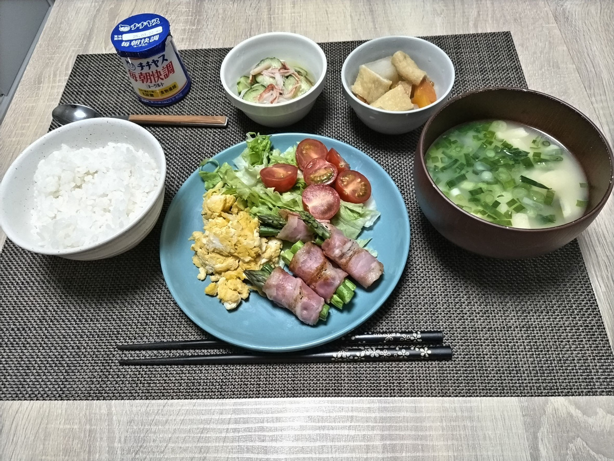 アスパラのベーコン巻きや卵料理、サラダ、ごはん、みそ汁の献立