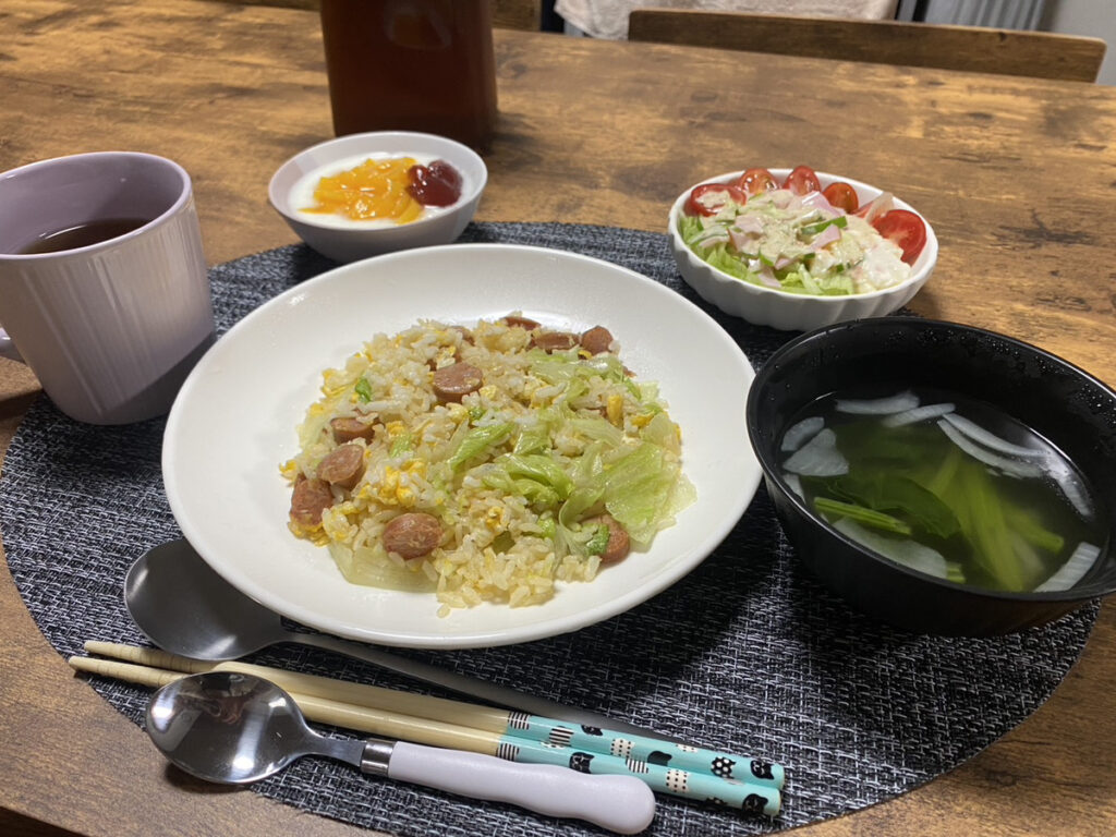 ちるほーむの食事。チャーハン、サラダ、汁物とデザート