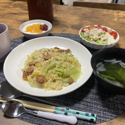ちるほーむの食事。チャーハン、サラダ、汁物とデザート