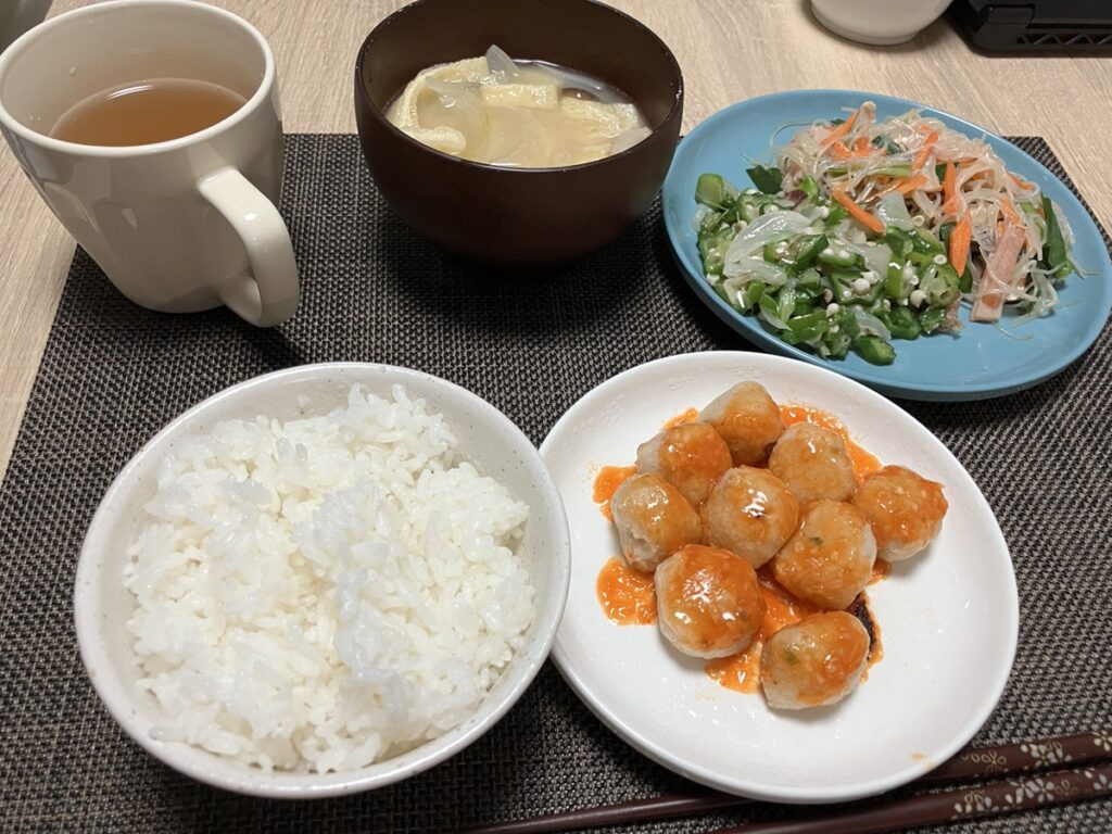 ミートボールのトマトソース風とごはん、汁物、サラダの献立