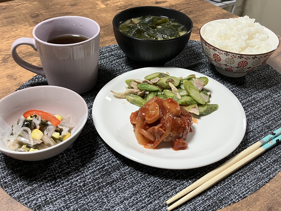 ちるほーむの食卓。おかず、ごはん、汁物と小鉢