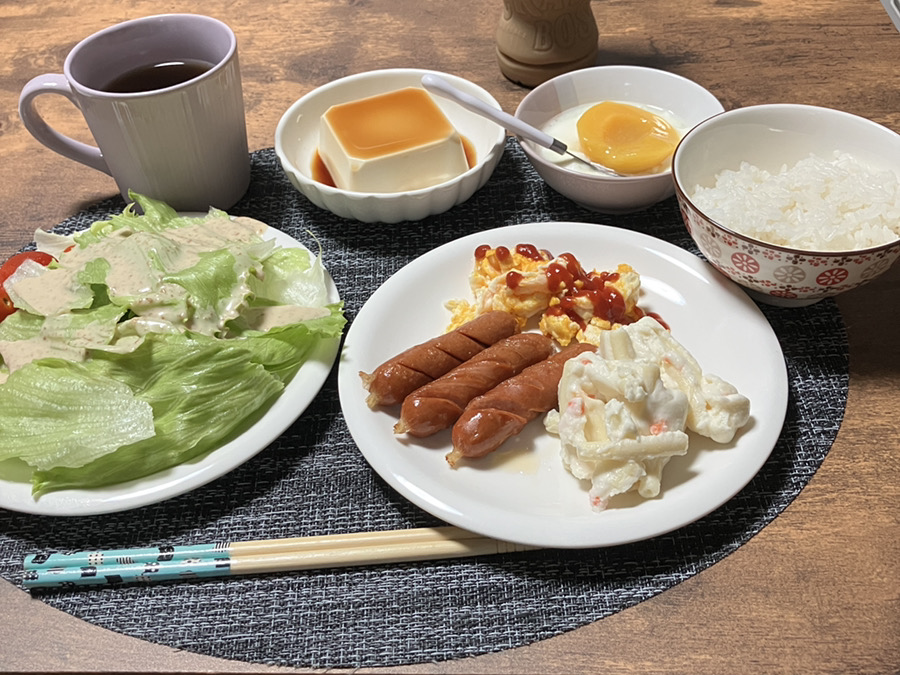 ちるほーむの食卓。おかずと野菜、ごはん、小鉢